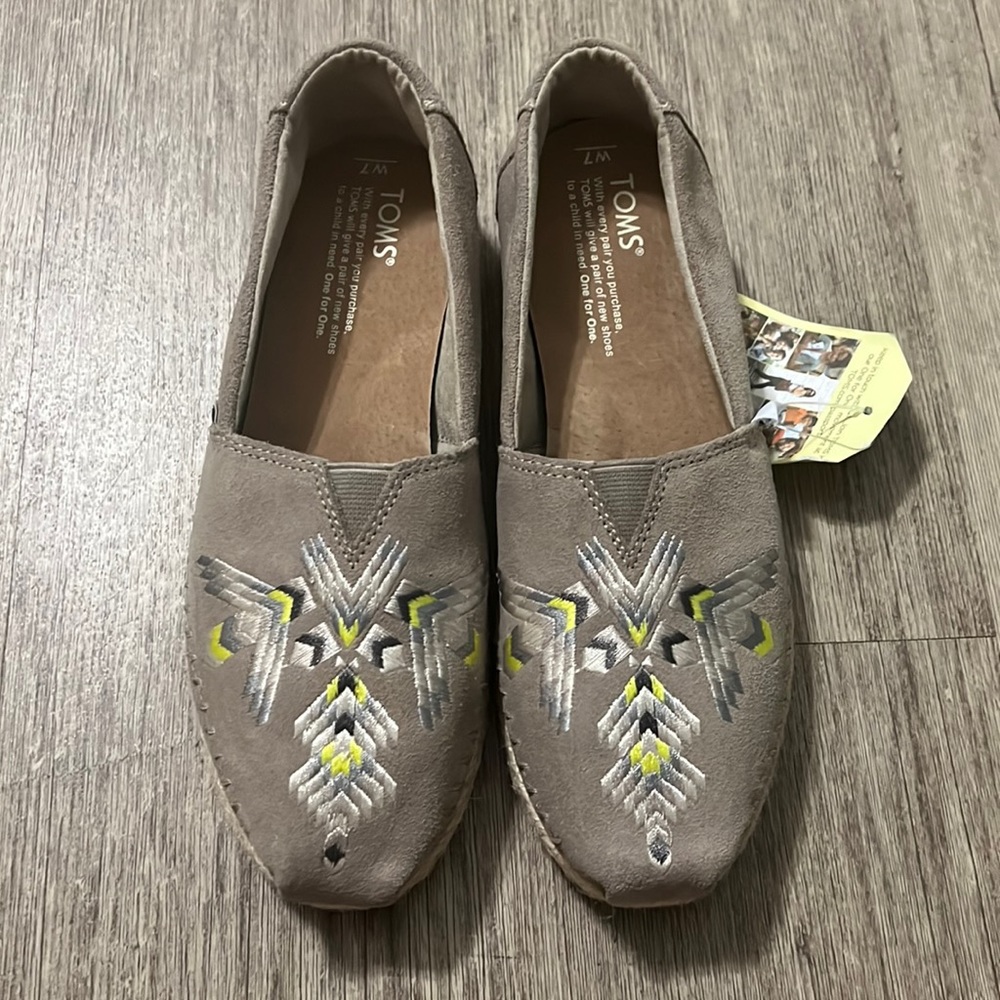 BNWT toms Aztec tribal print shoes 7